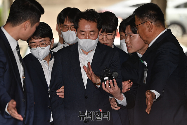 ▲ 2021년 더불어민주당 전당대회 돈봉투 의혹의 핵심인물인 강래구 한국감사협회장이 21일 오전 서울 서초구 중앙지법에서 열린 구속 전 피의자 심문(영장심사)에 출석하며 취재진의 질문에 답하고 있다. ⓒ서성진 기자