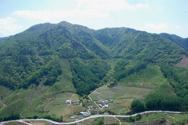 ▲ 주월산을 하행하면서 바라본 박달산.ⓒ진경수 山 애호가