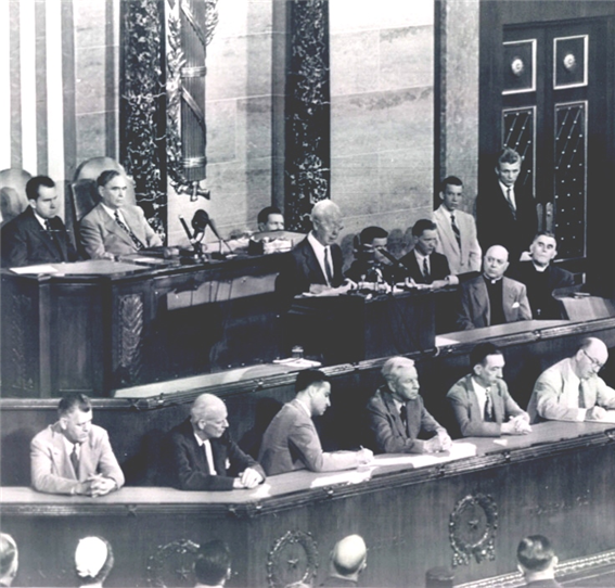 ▲ 우남 이승만 대통령이 54년 7월 28일 미국 의회 의사당에서 연설을 하고 있다. 훗날 대통령이 된 닉슨 당시 부통령(맨 뒤 맨 왼쪽)이 상원의장으로 앉아 있는 게 보인다. ⓒ뉴데일리DB