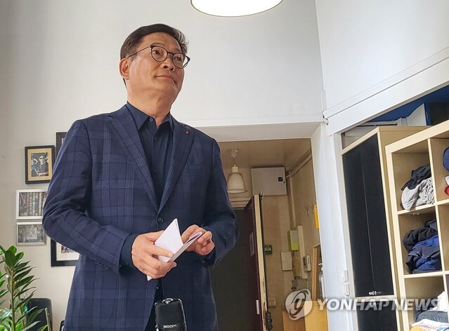 ▲ 더불어민주당 송영길 전 대표가 22일(현지시간) 파리 3구 한 사무실에서 한국 특파원들과 만나 2021년 전당대회 돈 봉투 의혹과 관련해 입장을 밝히기 앞서 기자회견문을 꺼내고 있다. ⓒ연합뉴스