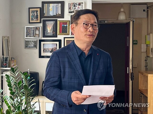 ▲ 더불어민주당 송영길 전 대표가 22일(현지시간) 파리 3구 한 사무실에서 한국 특파원들과 만나 2021년 전당대회 돈 봉투 의혹과 관련해 입장을 밝히고 있다. ⓒ연합뉴스