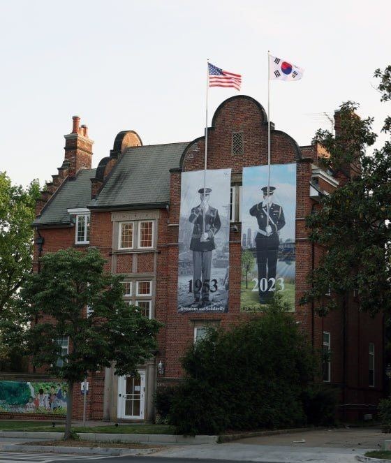 ▲ 미국 워싱턴의 매사추세츠가 주워싱턴 한국문화원 외벽에 한미 동맹 70년 기념 현수막이 걸려 있다. ⓒ대통령실 제공