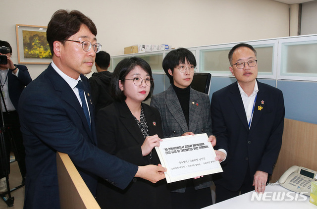 ▲ 강성희 진보당 의원, 용혜인 기본소득당 상임대표, 장혜영 정의당 의원, 박주민 더불어민주당 의원이 지난 20일 오후 서울 여의도 국회 의안과에서 10.29이태원참사 피해자 권리보장과 진상 규명 및 재발방지를 위한 특별법안 접수를 하고 있다. ⓒ뉴시스