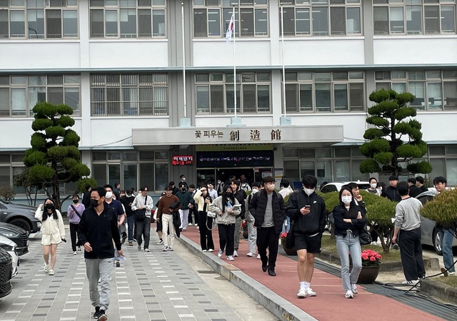 ▲ 23일 충북 농축협 동시채용 필기고사를 마친 응시생들이 고사장을 나오고 있다.ⓒ농협충북본부