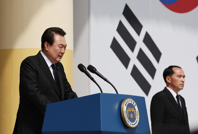 ▲ 윤석열 대통령이 지난 3월24일 오전 대전 유성구 국립대전현충원에서 열린 제8회 서해수호의 날 기념식에서 서해수호 55용사를 한명씩 호명하기 전 울먹이고 있다.ⓒ뉴시스(사진=대통령실통신사진기자단)