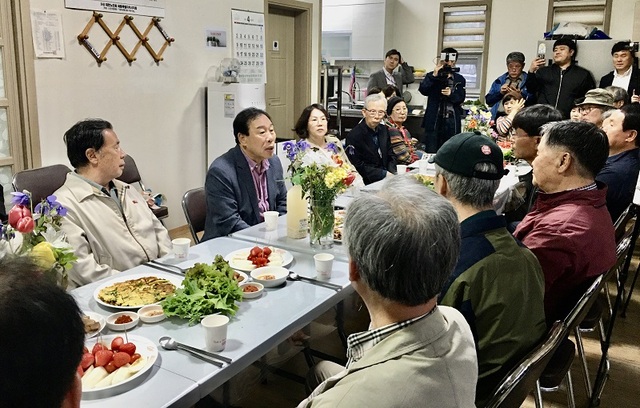 ▲ 최민호 시장이 지난 21일 '시장과 함께하는 1박 2일'의 세 번째 행선지로 장군면 금암2리와 평기리 마을회관을 방문해 주민들과 소통의 시간을 갖고 있다.ⓒ세종시