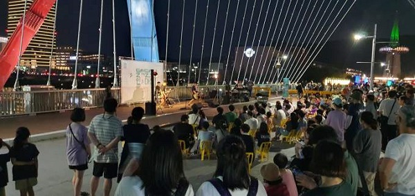 ▲ 엑스포다리는 지난해부터 다양한 공연이 열리고 있어 갑천의 야경과 아름다운 석양을 볼 수 있어 많은 관람객이 찾는 관광명소다.ⓒ대전관광공사