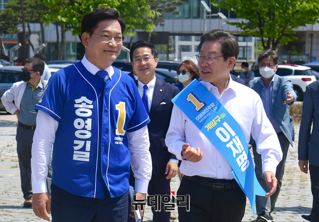 ▲ 2022년 5월27일 인천 계양을 국회의원 보궐선거에 출마한 이재명 더불어민주당 상임고문과 송영길 서울시장 후보가 경기 김포시 아라마린센터 공원에서 열린 '수도권 서부 대개발을 위한 정책협약 기자회견'을 위해 함께 입장하고 있다. ⓒ이종현 기자