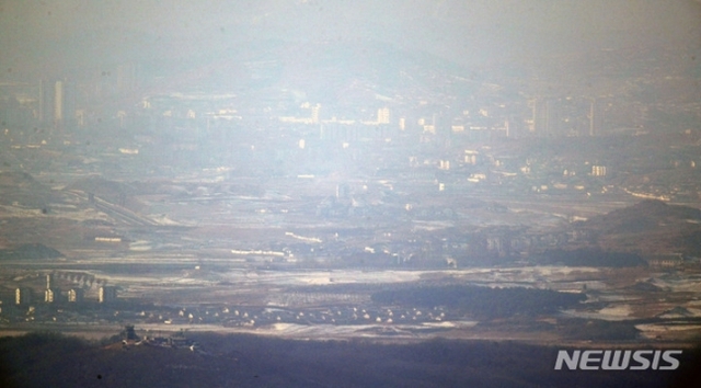 ▲ 2022년 12월 28일 경기도 파주시 접경지역에서 북한 개성공단 일대가 흐릿하게 보이고 있다. ⓒ뉴시스