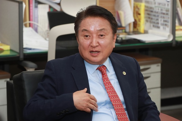 ▲ 김영환 충북도지사가 24일 기자간담회에서 조만간 정무라인 인사를 단행하겠다고 밝혔다.ⓒ충북도