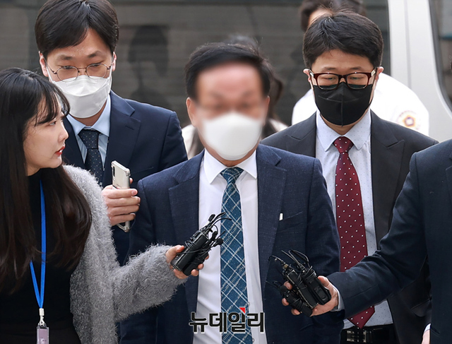 ▲ 백현동 개발사업 비리 의혹과 관련해 핵심 로비스트로 지목된 김인섭 전 한국하우징기술 대표가 지난 14일 오전 서울 서초구 중앙지방법원에서 열린 구속 전 피의자 심문(영장실질심사)을 받기 위해 출석하고 있다. ⓒ정상윤 기자