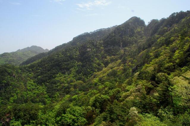 ▲ 주능선을 오르면서 774봉에서 신선봉으로 이어지는 능선을 조망한다.ⓒ진경수 山 애호가