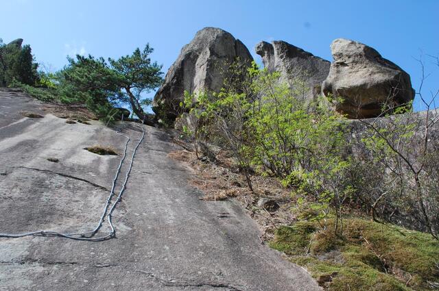 ▲ 산행 시작 후 0.8㎞ 지점에 위치한 슬랩을 오른다.ⓒ