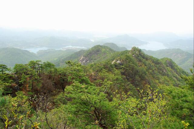 ▲ 774봉 전망대에서 암릉 구간과 청풍호반을 조망한다.ⓒ진경수 山 애호가