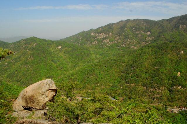 ▲ 작은동산을 배경으로 물개 바위(참새 바위)가 포즈를 취하고 있다.ⓒ
