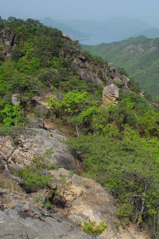 ▲ 암릉 구간 시작 지점에 일명 못난이 바위(미소 바위)가 서있다.ⓒ진경수 山 애호가