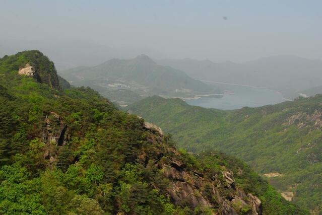 ▲ 저승봉 뒤편으로 산자락을 담은 청풍호가 조망된다.ⓒ진경수 山 애호가
