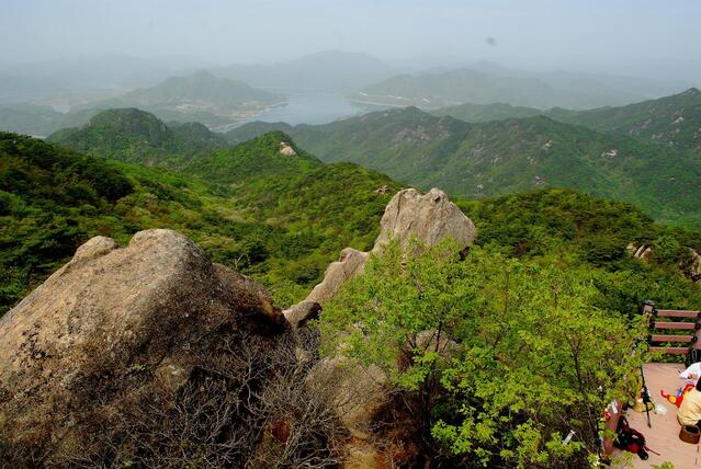 ▲ 손바닥 바위 전망대 위에서 청풍호반과 그 주변 산들을 조망한다.ⓒ진경수 山 애호가