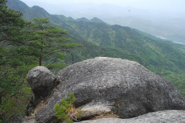 ▲ 거북 바위가 774봉을 바라보고 있다.ⓒ진경수 山 애호가