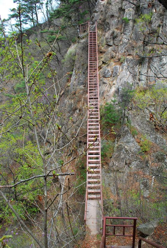 ▲ 774봉을 향해 허리를 곧추세운 계단을 오른다.ⓒ진경수 山 애호가