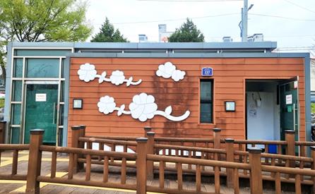 ▲ 경산시는 24일 시민들이 자주 찾는 강변 산책로와 공원에 LED 건물번호판 42개소를 설치했다.ⓒ경산시