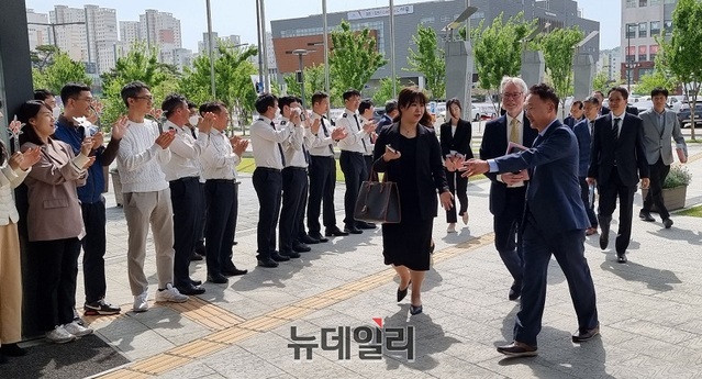 ▲ 24일 오전 세종시청 1층에서 정원도시 평가 비영리 국제조직인 CIB 위원장과 심판위원장 일행이 도착하자 공무원들이 환호하고 있다.ⓒ이길표 기자