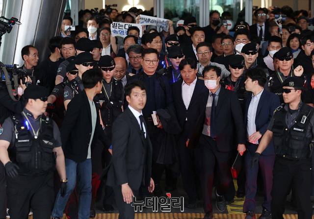 ▲ 송영길 더불어민주당 전 대표가 24일 인천국제공항으로 귀국했다. ⓒ정상윤 기자