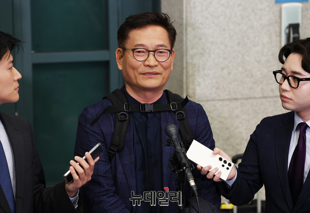 ▲ 송영길 더불어민주당 전 대표가 24일 인천국제공항으로 귀국했다. ⓒ정상윤 기자