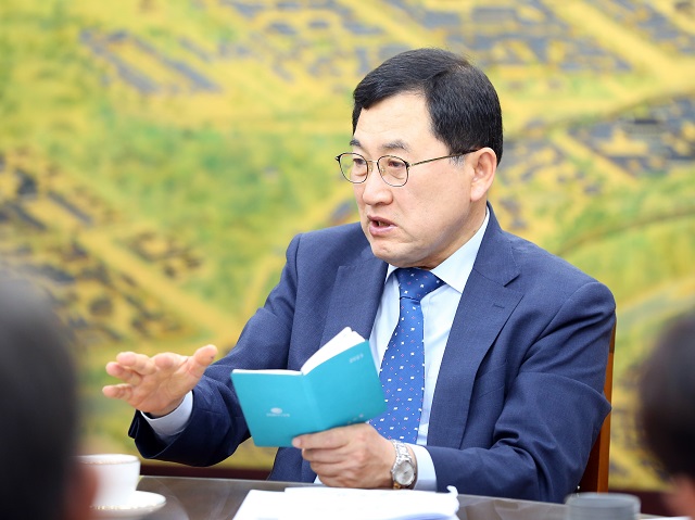 ▲ 주낙영 경주시장이 24일 오전 시청 대외협력실에서 국·소·본부장 회의를 열고 중점 사항을 점검하고 있다.ⓒ경주시