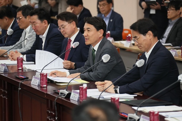 ▲ 김진태 강원도지사가 24일 도청에서 시장군수회의를 주재하고 있다.ⓒ강원도