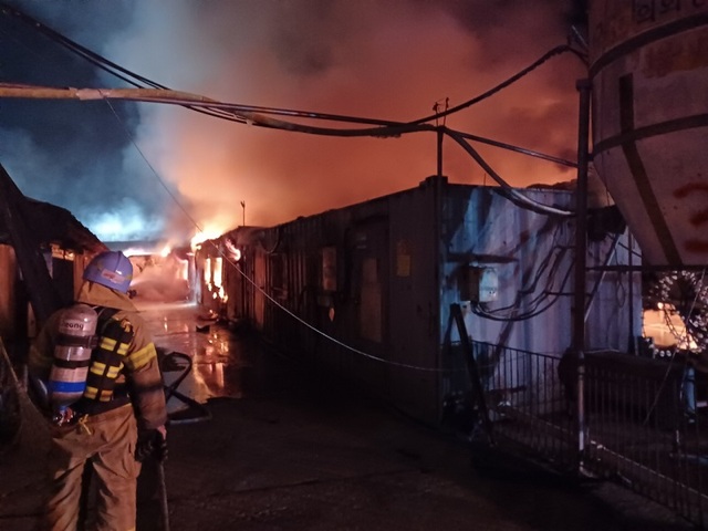 ▲ 25일 오전 4시 2분쯤 세종시 전의면 달전리 한 돼지농장에서 불이 나 소방당국이 진화작업을 벌이고 있다.ⓒ세종소방본부