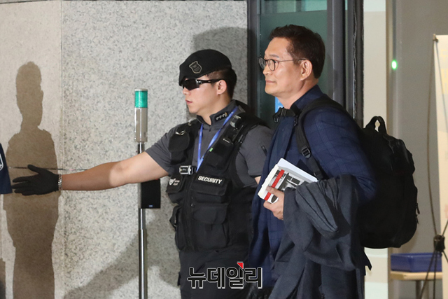 ▲ 2021년 더불어민주당 전당대회 돈봉투 의혹 사건의 핵심인물로 지목된 송영길 전 더불어민주당 대표가 24일 오후 인천국제공항으로 입국하고 있다. 송 전 대표는 지난해 12월부터 파리경영대학원(ESCP) 방문연구교수 자격으로 프랑스 파리에 체류했다. 
ⓒ(인천=정상윤 기자)