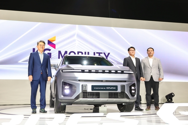 ▲ 2023 서울모빌리티쇼에서 곽재선 회장(가장 왼쪽)이 토레스 EVX 차량 앞에서 포즈를 취한 모습. ⓒKG모빌리티