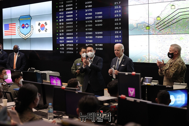 ▲ 윤석열 대통령이 22일 경기 오산공군기지(항공우주작전본부/KAOC)를 조 바이든 미국 대통령과 방문해 대원들을 격려하고 있다. (사진=대통령실) ⓒ정상윤 기자