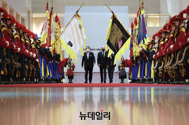 ▲ 윤석열 대통령과 조 바이든 미국 대통령이 나란히 걷고 있는 모습.(사진=대통령실) ⓒ정상윤 기자