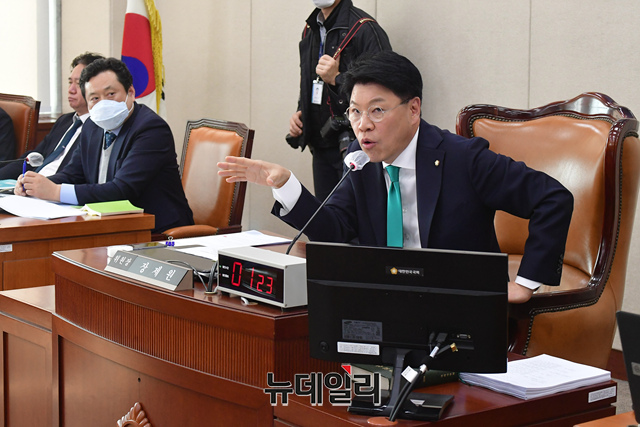 ▲ 장제원 행정안전위원회 위원장이 지난 2월24일 국회에서 열린 전체회의에서 발언을 하고 있다.ⓒ이종현 기자