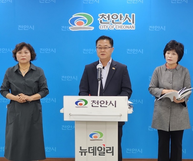 ▲ 이현기 서북구보건소장이 25일 시청 브리핑실에서 ‘천안시 제8기 지역 보건의료계획’에 대해 설명하고 있다.ⓒ김정원 기자