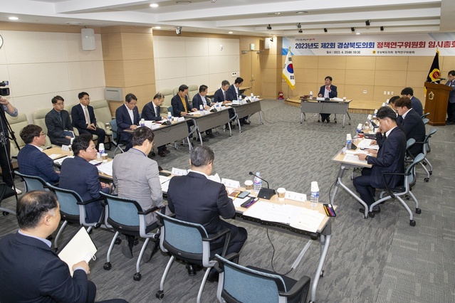 ▲ 정책연구위는 각 연구단체 대표로부터 연구과제에 대한 설명 및 질의와 함께 심도있는 논의과정을 거쳐 6건에 대한 연구과제를 원안가결했다.ⓒ경북도의회