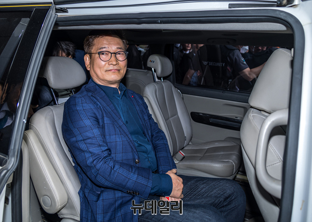 ▲ 2021년 전당대회 돈 봉투 살포 의혹에 연루된 송영길 더불어민주당 전 대표가 24일 인천공항으로 귀국한 뒤 차량에 올라 이동하고 있다.ⓒ인천=정상윤 기자