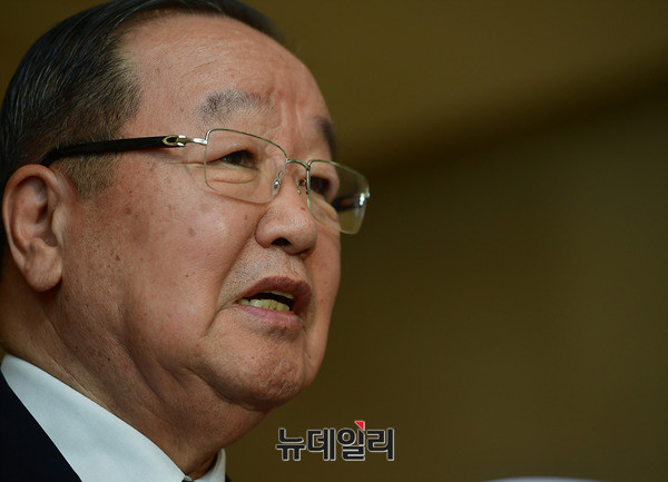 ▲ 이영작 박사가 2017년4월23일 오전 서울 여의도 메리어트호텔에서 열린 국가원로 모임 직후 브리핑을 하고 있다. ⓒ정상윤 기자