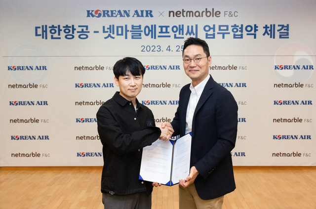 ▲ 서우원(왼쪽) 넷마블에프앤씨 대표와 장성현 대한항공 마케팅·IT부문 부사장이 기념촬영을 하고 있다. ⓒ대한항공