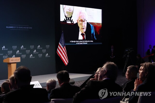▲ 25일 그랜드하얏트 서울에서 '한미동맹 70년과 그 이후'를 주제로 열린 국제포럼 '아산 플래넘 2023'에서 헨리 키신저 전 미국 국무장관의 영상 축사가 상영되고 있다.ⓒ연합뉴스