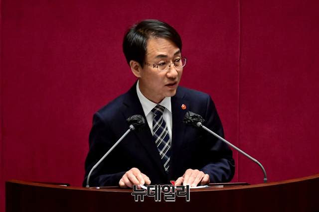 ▲ 이원욱 더불어민주당 의원이 4월13일 오전 국회에서 열린 국회의원 선거제도 개선에 관한 결의안 심사를 위한 전원위원회에서 발언하고 있다. ⓒ이종현 기자