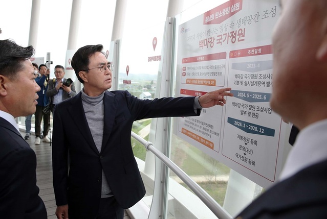▲ 김태흠 충남도지사가 25일 부여 백마강국가정원 사업 대상지를 방문하고 있다.ⓒ충남도