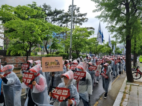 ▲ 대한간호조무사협회는 25일 오후 2시경 서울 여의도 국회의사당역 2번 출구 앞에서 ‘간호법’ 제정 반대를 외치며 연가투쟁을 벌였다. 이들은 간호법 표결을 강행하려는 더불어민주당사를 향해 가두행진도 했다. ⓒ정영록 기자