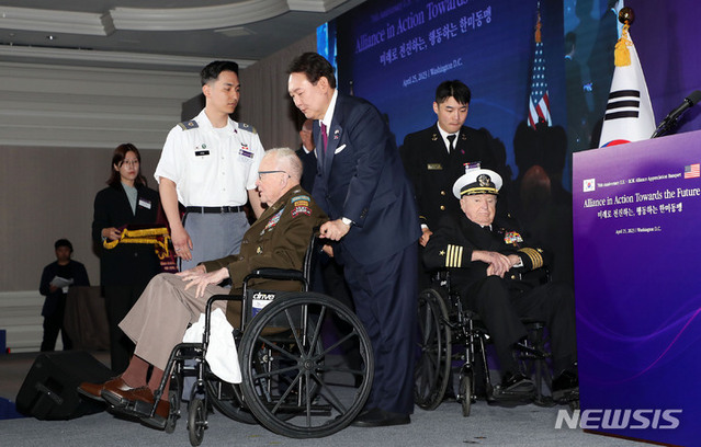 ▲ 윤석열 대통령이 25일(현지시간) 워싱턴DC 한 호텔에서 열린 한미동맹 70주년 기념 오찬에서 참전용사들에게 태극 무공훈장을 수여하기 위해 랄프 퍼켓 예비역 육군 대령의 휠체어를 밀어주고 있다. ⓒ뉴시스