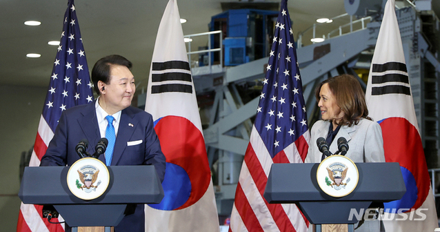 ▲ 미국을 국빈 방문 중인 윤석열 대통령이 25일(현지시간) 워싱턴DC 인근의 미 항공우주국(NASA) 고다드 우주비행센터를 방문해 카멀라 해리스 미국 부통령과 함께 연설 준비를 하고 있다. ⓒ뉴시스