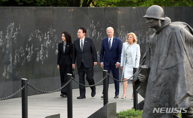 ▲ 윤석열 대통령과 부인 김건희 여사, 조 바이든 미국 대통령과 부인 질 바이든 여사가 25일(현지시간) 워싱턴DC 한국전쟁 참전용사 기념공원을 둘러보고 있다. ⓒ뉴시스