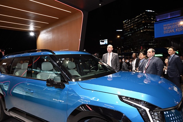 ▲ BIE 실사단이 현대차그룹관에서 엑스포 홍보 영상을 시청하는 모습. ⓒ현대차그룹