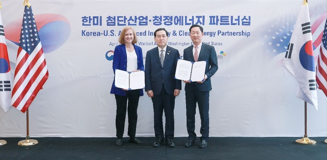 ▲ 산업통상자원부 이창양 장관(가운데), 한국바이오협회 고한승 회장(오른쪽), Rachel King BIO CEO(왼쪽) ⓒ한국바이오협회